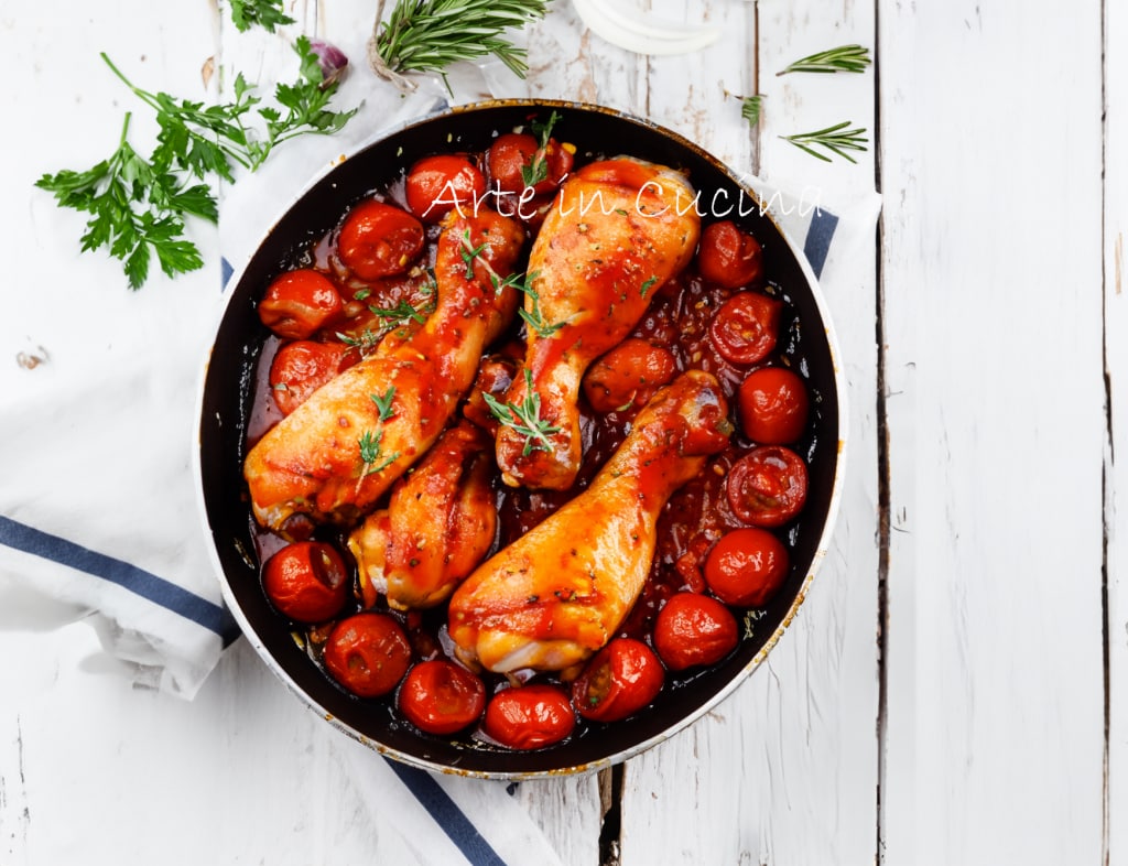 Muslos de pollo en sartén con tomatitos