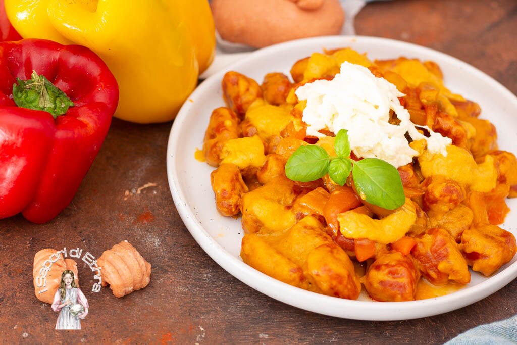 Ñoquis rojos con pimientos y stracciatella