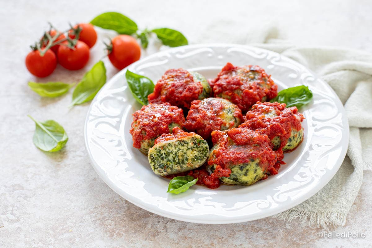 Ñoquis de espinacas y ricotta con salsa de tomate