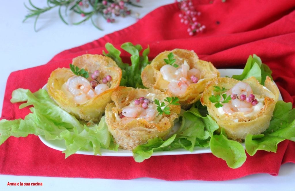 Cestas de patatas empanadas con queso y gambas