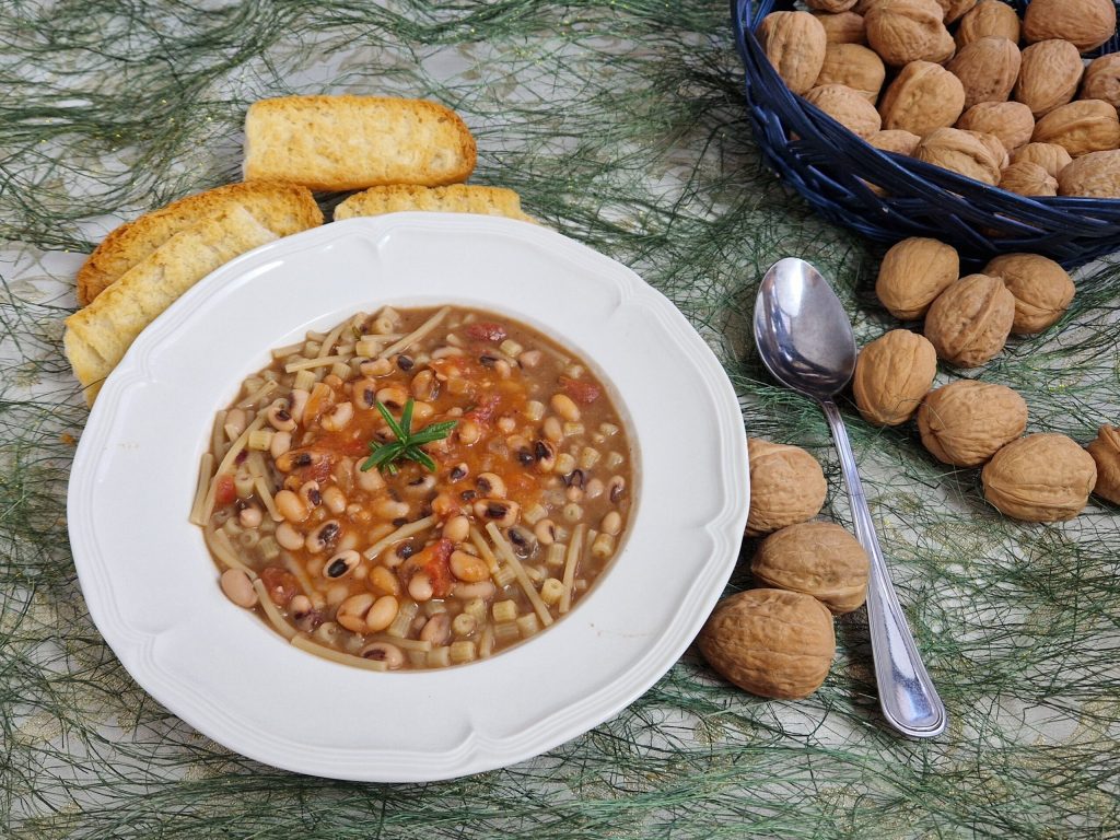La pasta mixta con los frijoles de ojo negro