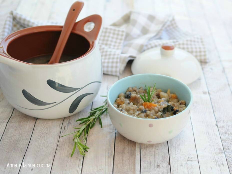 Sopa rústica con farro, judías y verduras