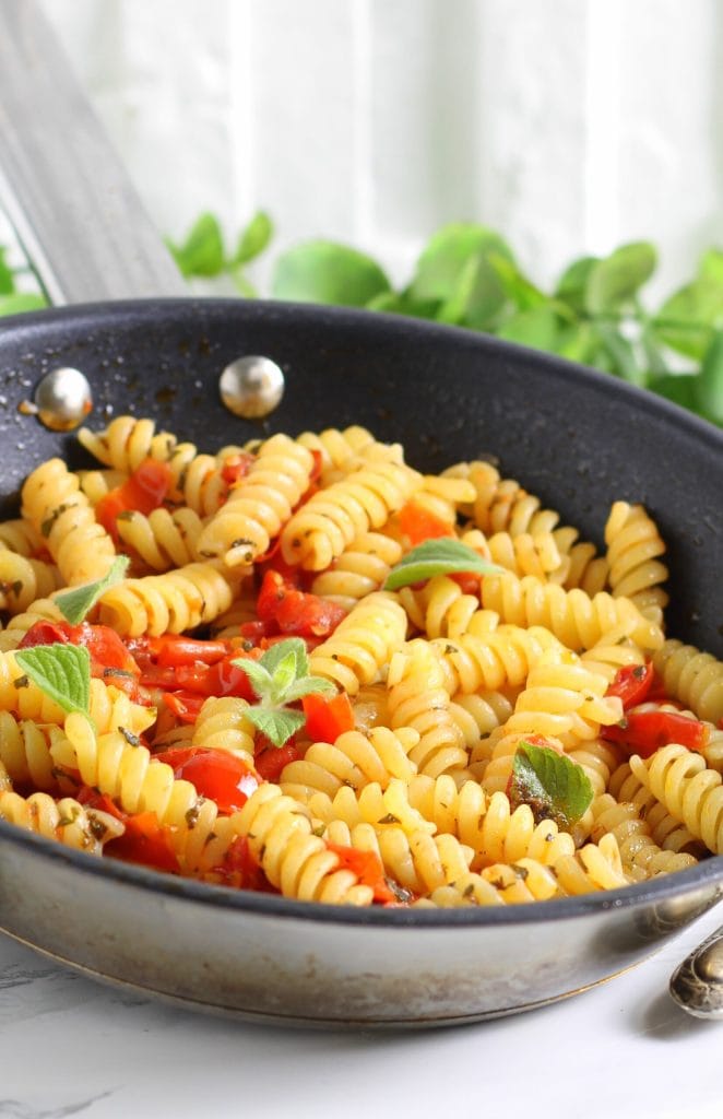 Fusilli ajo aceite tomatitos y menta