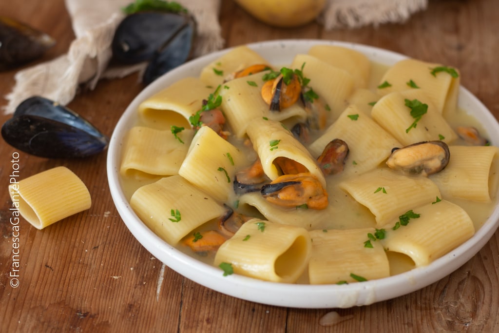 Pasta con mejillones y patatas cremosas