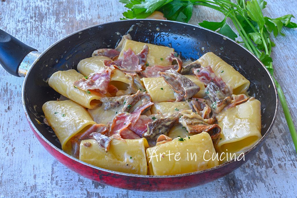 Paccheri con setas porcini y speck