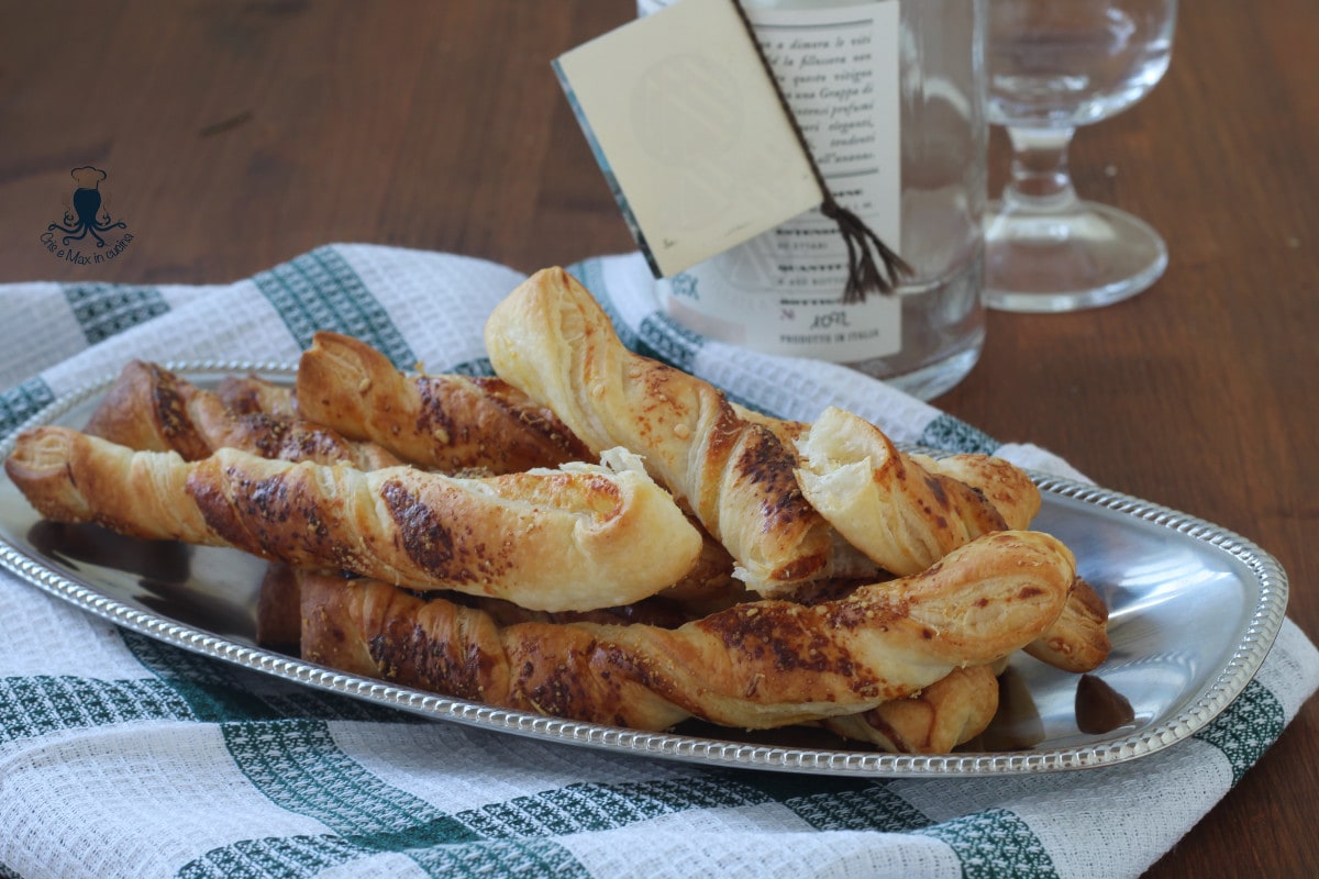 Palitos de hojaldre con parmesano