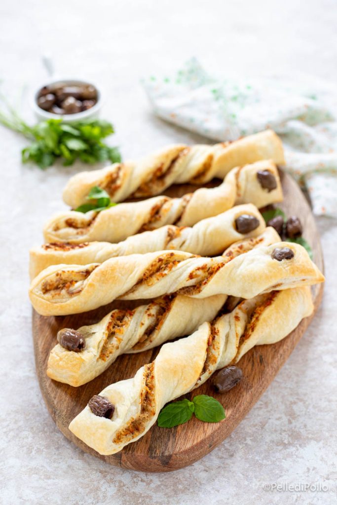 palitos de hojaldre rellenos de atún