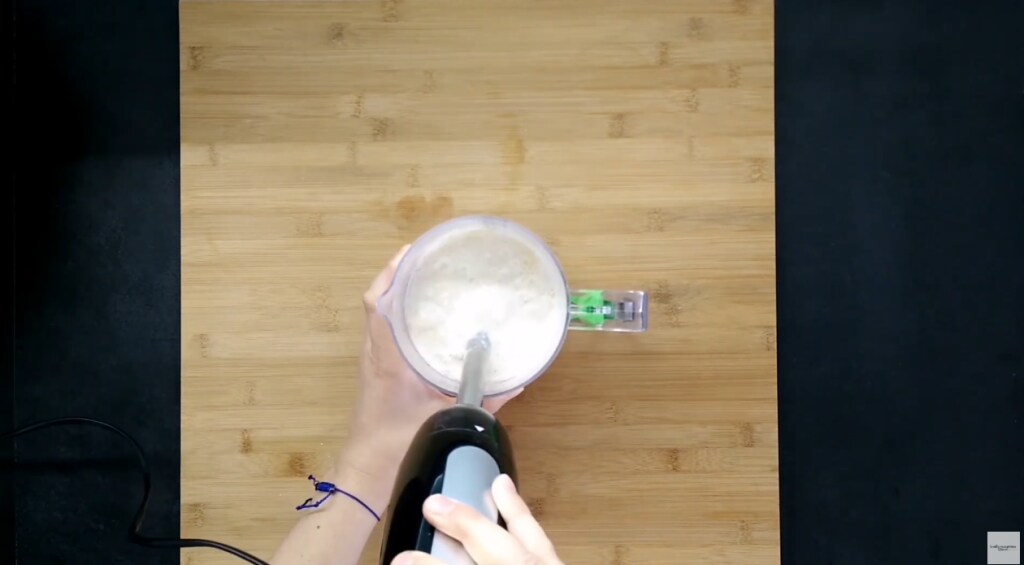 Mezclo los ingredientes para preparar los pancakes rápidos