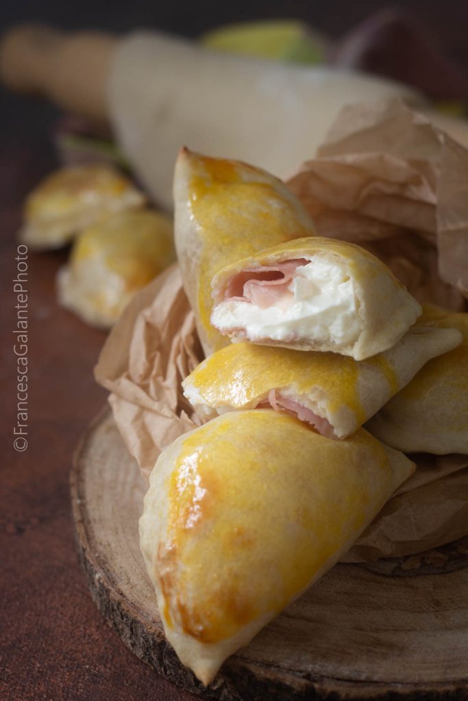 Mini calzones rellenos al horno sin levadura
