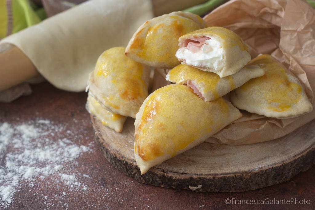 Mini calzones rellenos al horno sin levadura