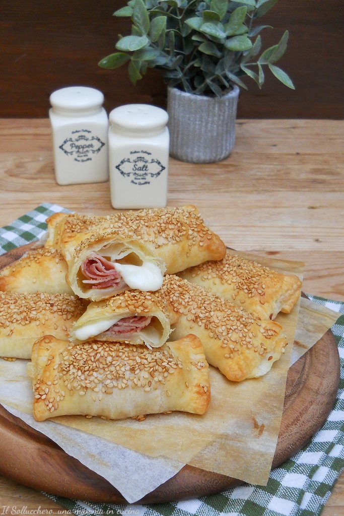 Paquetitos de hojaldre jamón y mozzarella vert