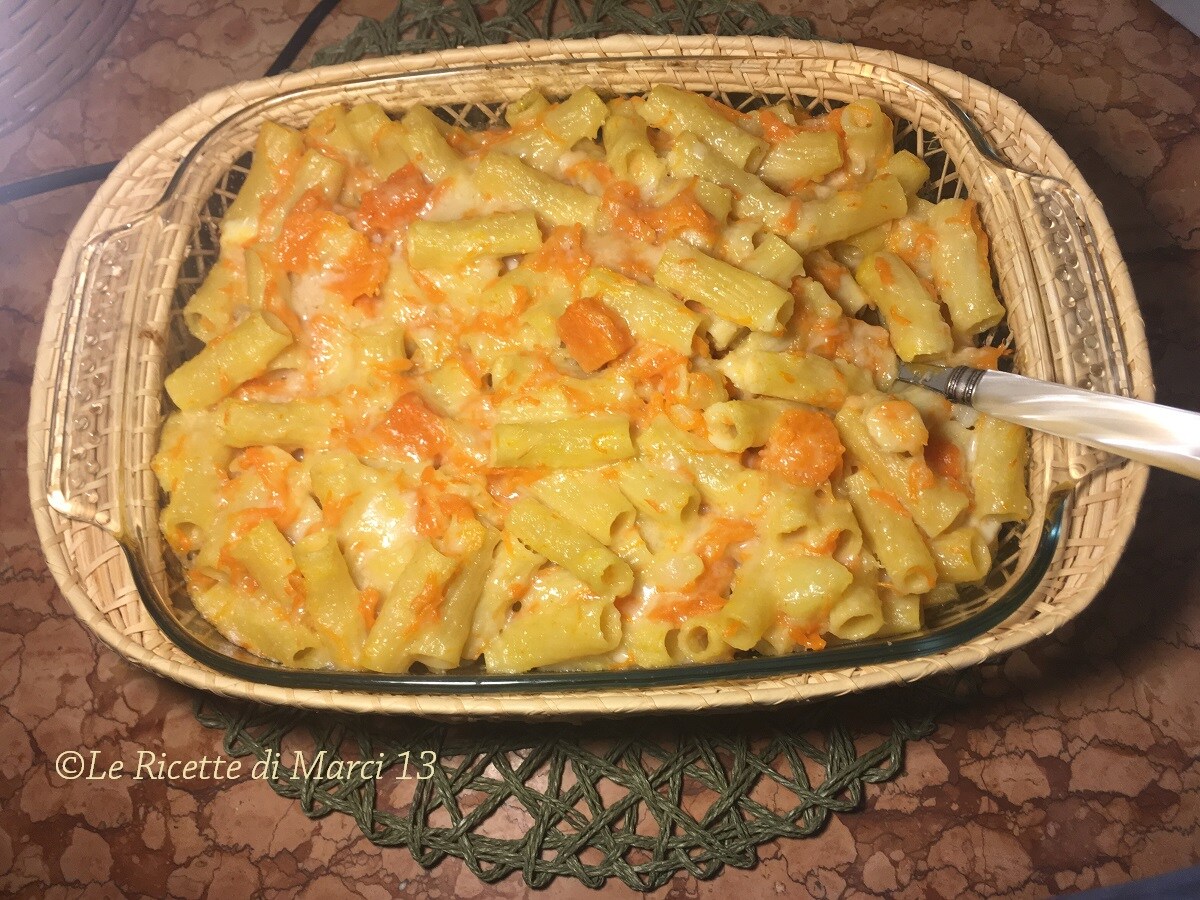 Pasta de calabaza, patatas y fontina al horno cremosa y fundente. Receta fácil y rápida