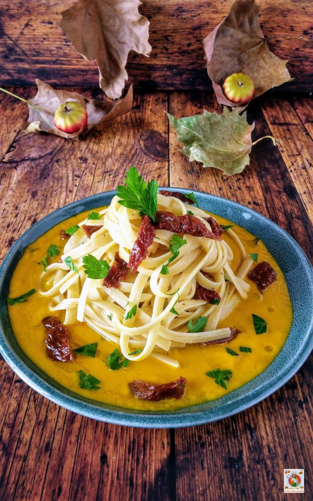 pasta-con-crema-di-zucca-e-pomodori-secchi-presentazione-verticale