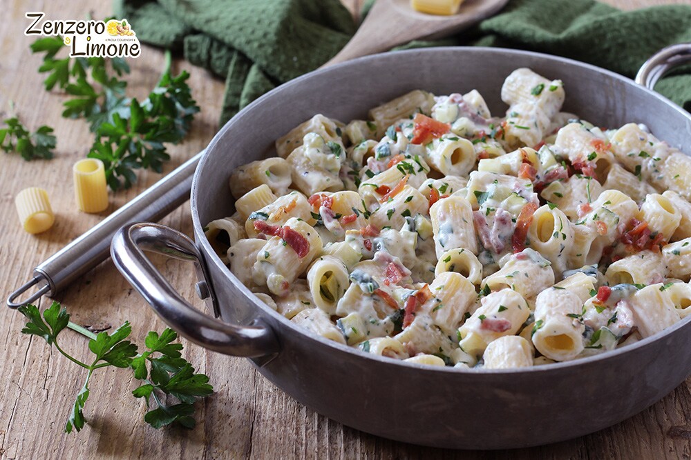 Pasta con crema de queso y calabacines