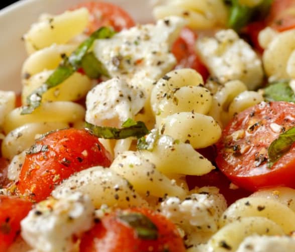 Pasta con feta y tomatitos