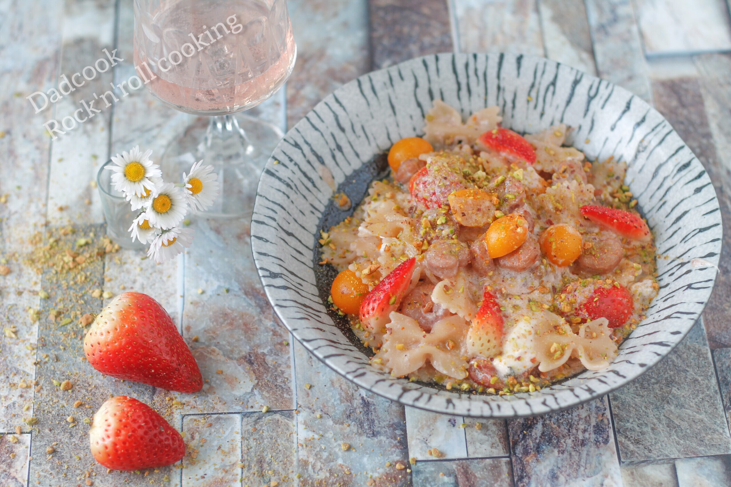 Pasta con fresas, stracciatella y gambas