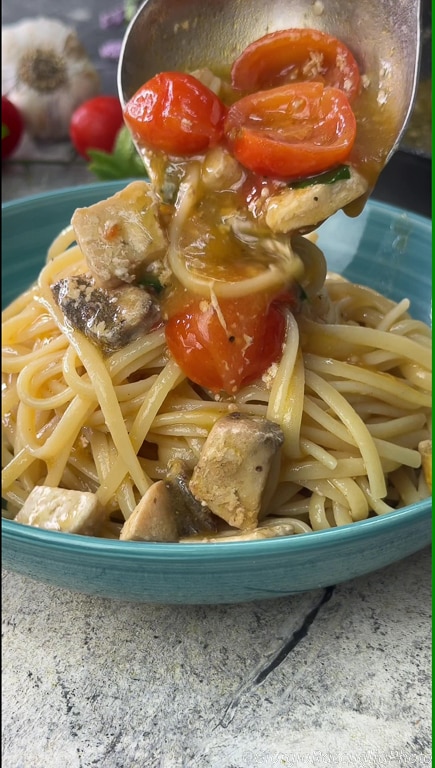 pasta con pez espada y tomate cherry