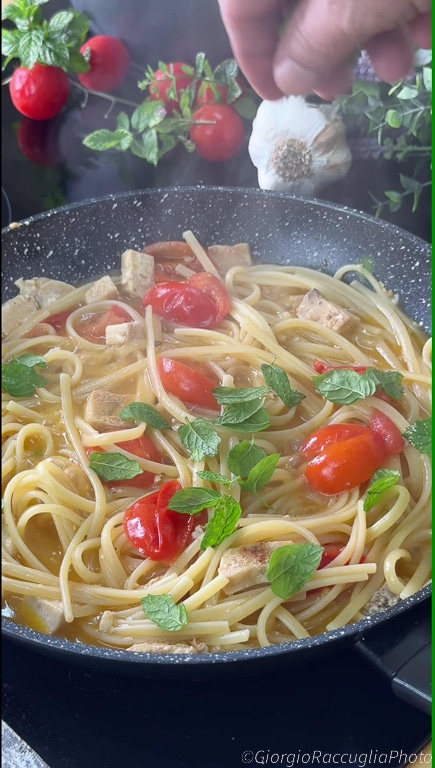pasta con pez espada y tomate cherry