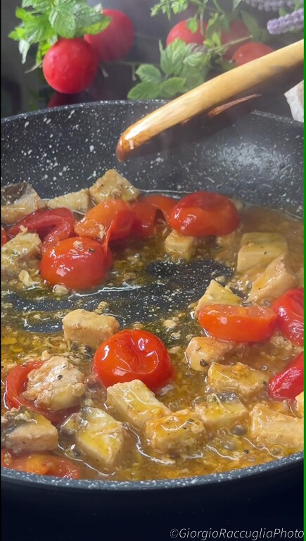 pasta con pez espada y tomate cherry