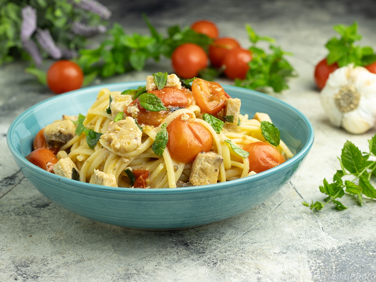 Pasta con pez espada y tomate cherry