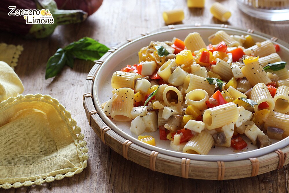 Pasta con pimientos y berenjenas