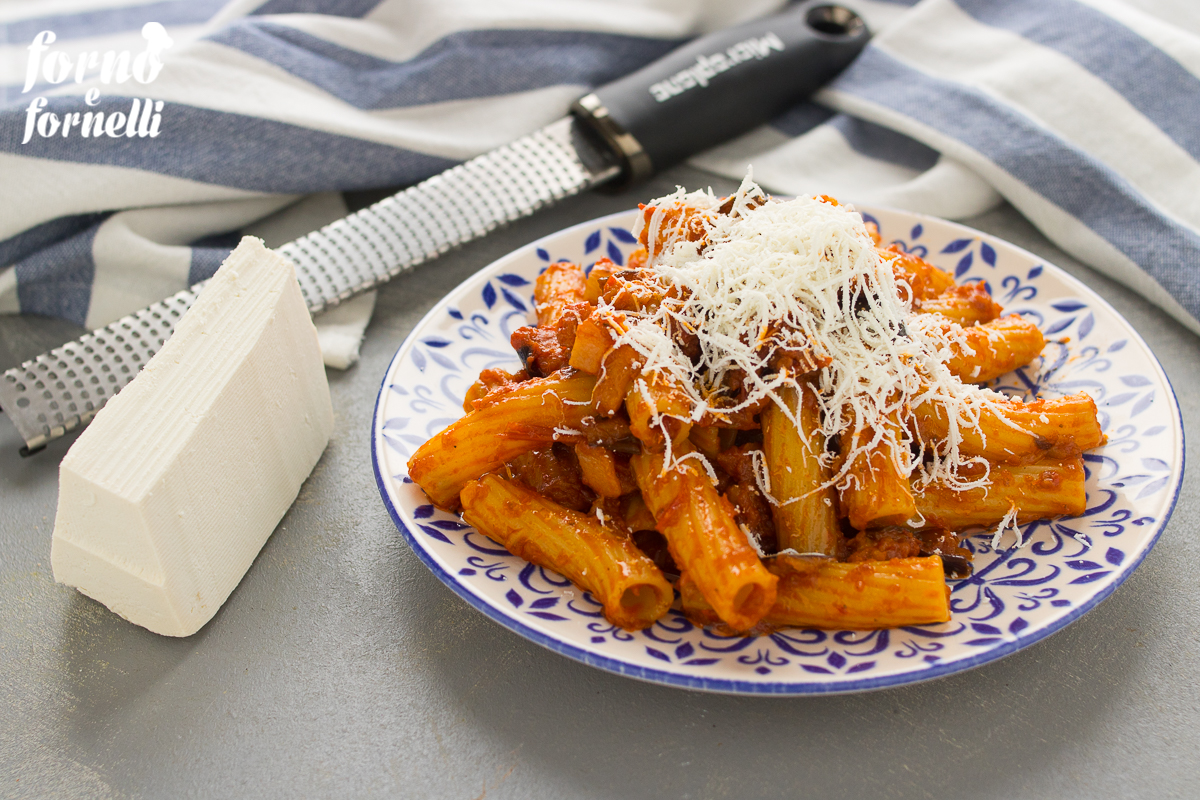 Pasta con berenjenas y panceta