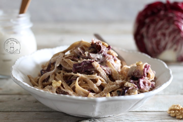 Pasta con salsa de nueces y radicchio