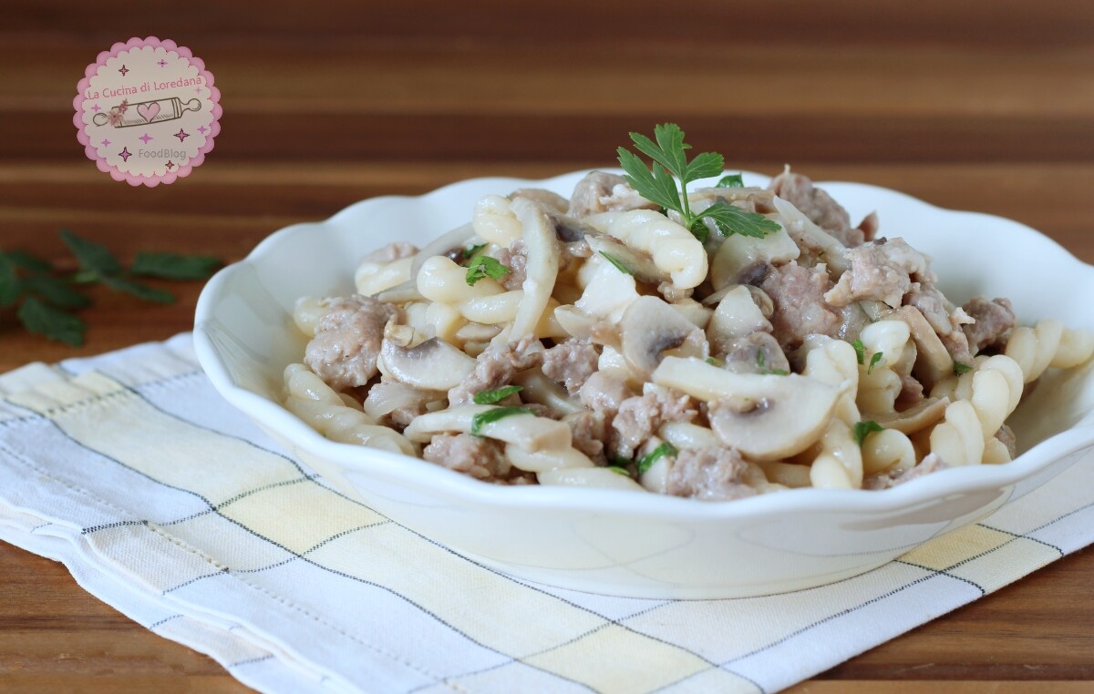 PASTA CON SETAS Y SALCHICHA sabrosa y deliciosa