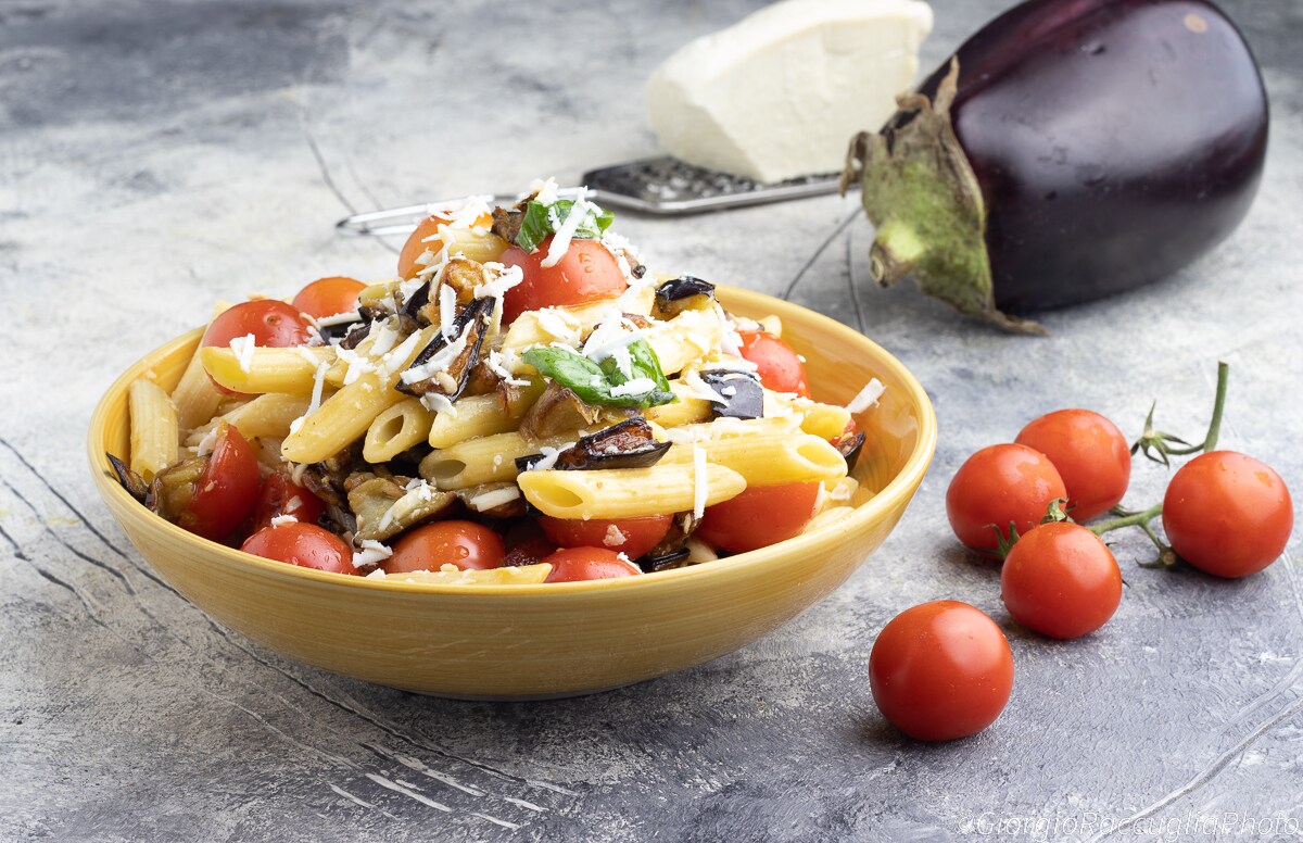 Receta de pasta fría a la norma, una explosión de colores y sabores