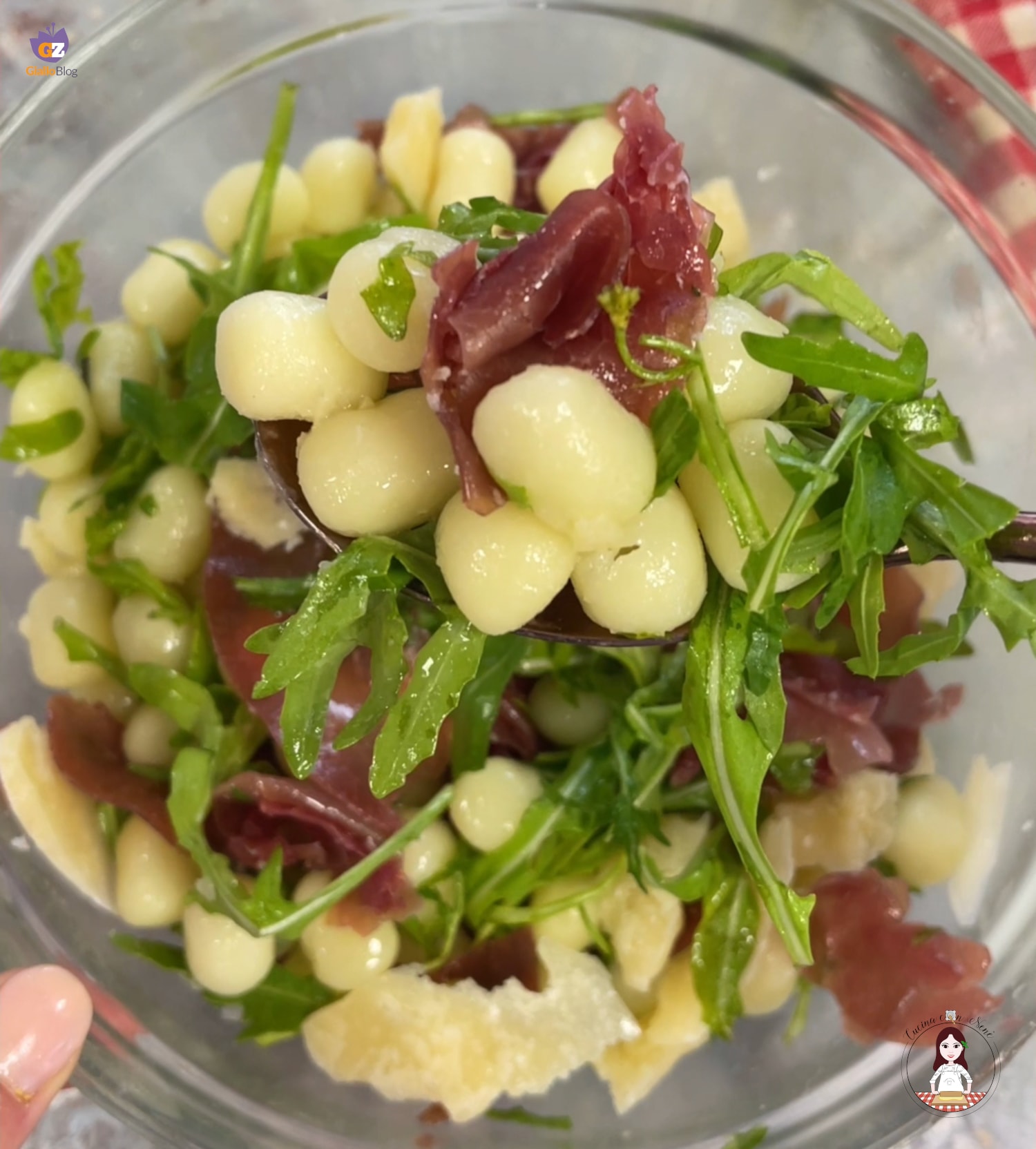 Pasta fría con bresaola, rúcula y parmesano