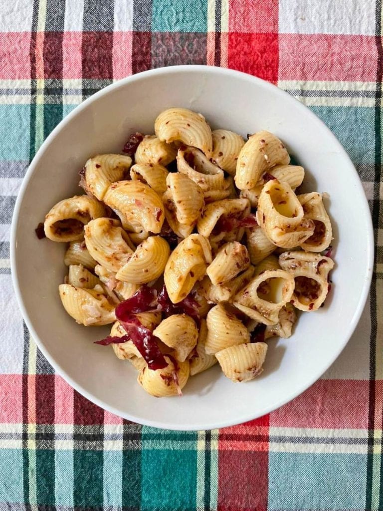 pasta fría con pesto de achicoria roja