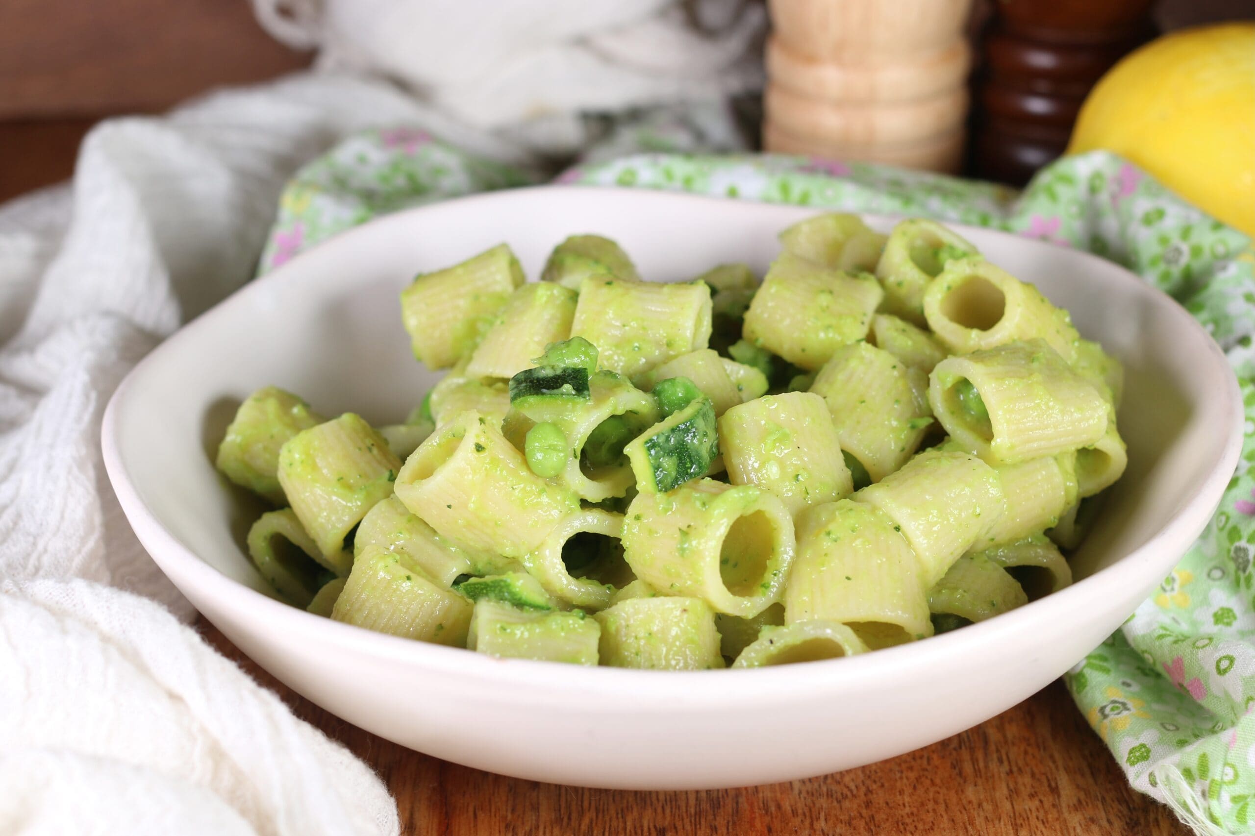 Pasta cremosa con guisantes y calabacines