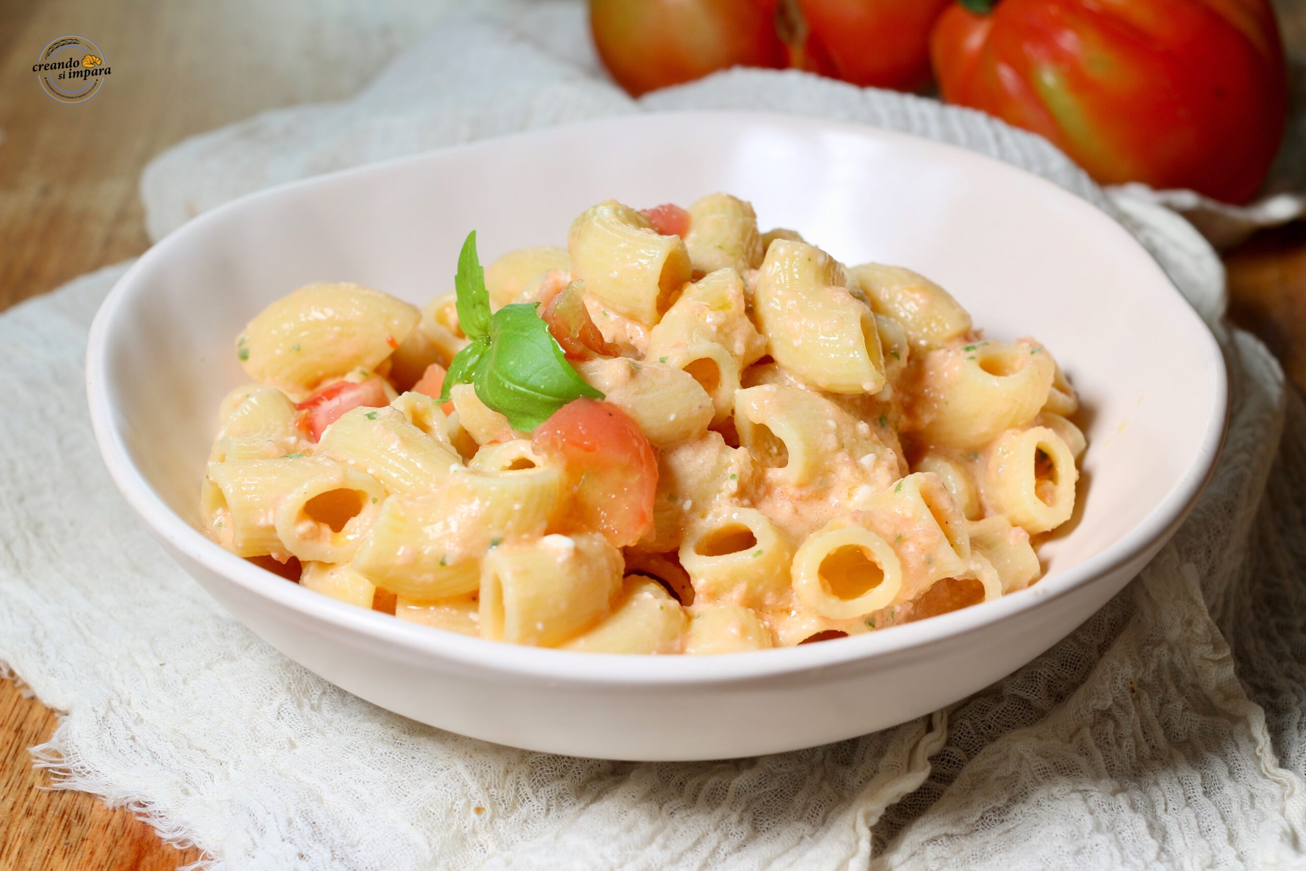 Pasta fría con crema de tomate fresco y stracchino