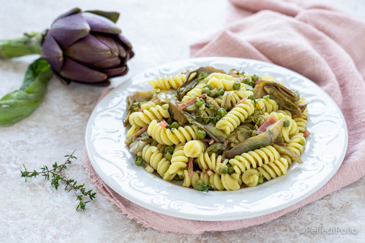 Pasta con alcachofas y guisantes