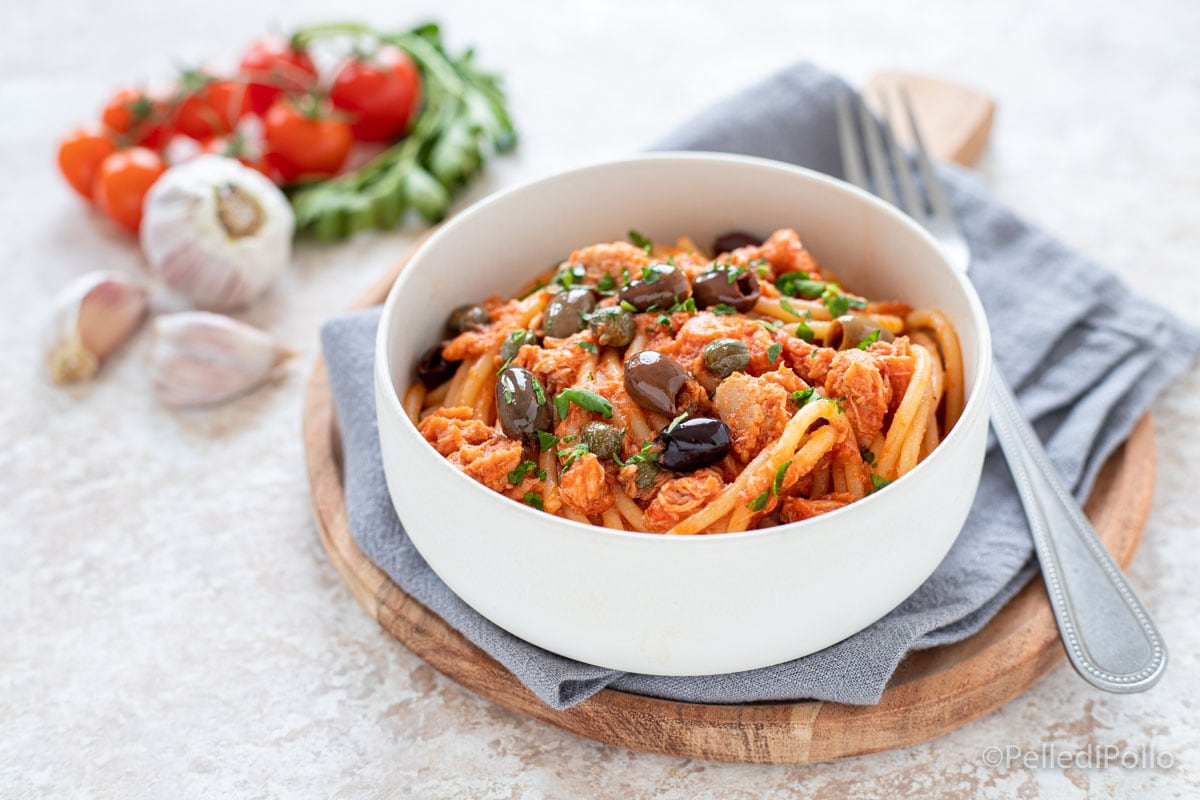 Pasta con atún, aceitunas y alcaparras