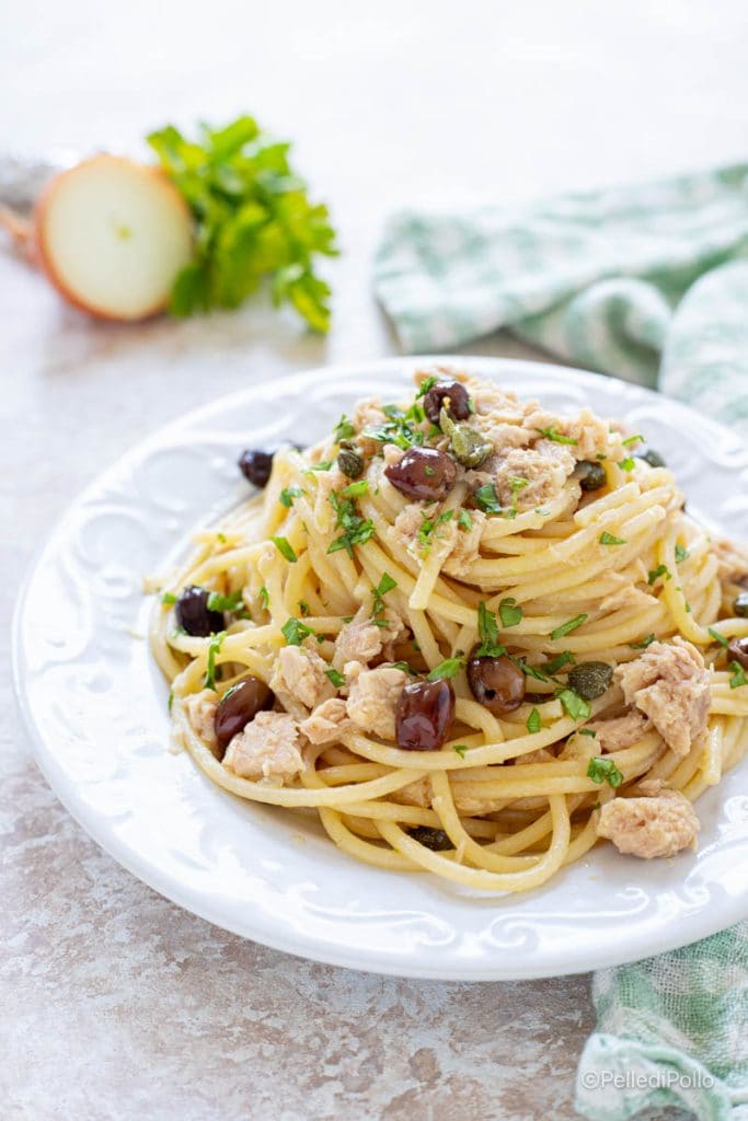 espaguetis con atún, aceitunas y alcaparras