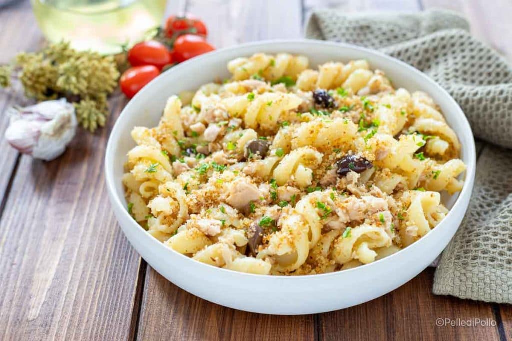 pasta con atún y pan rallado