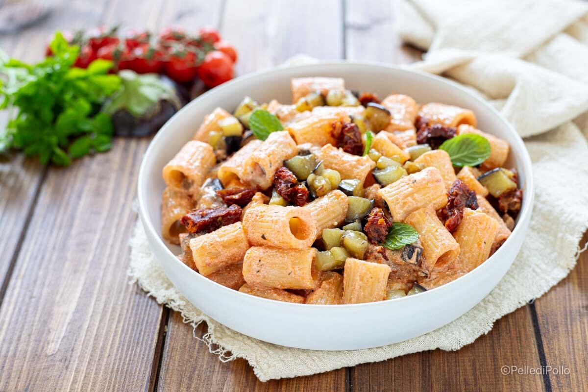Pasta con berenjenas ricotta y tomates secos
