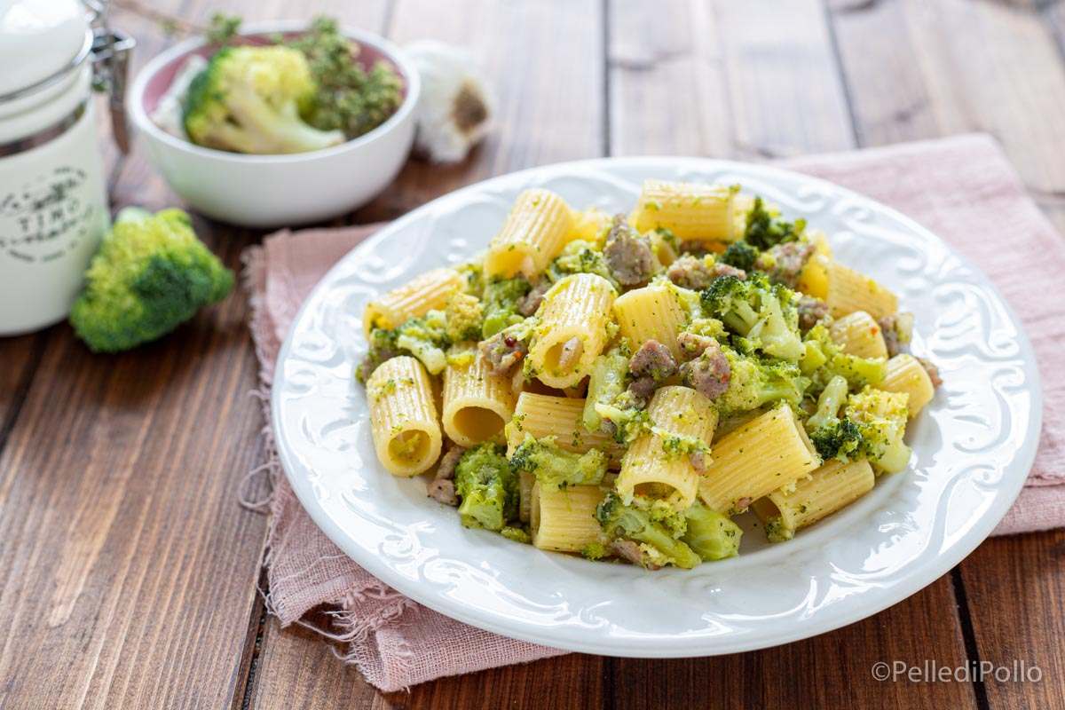 Pasta con brócoli y salchicha