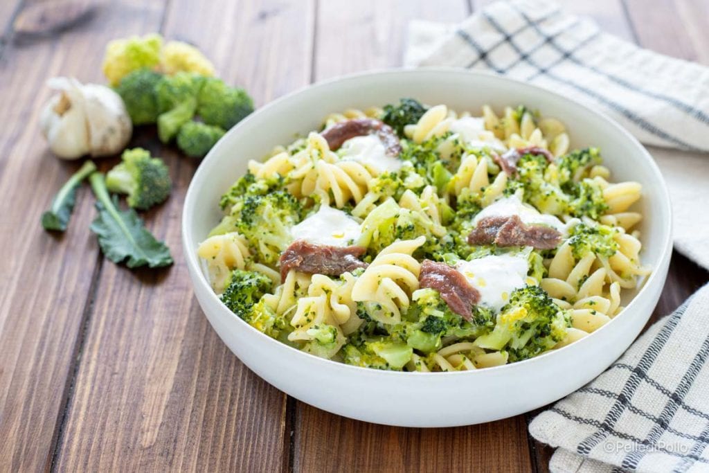 pasta con brócoli stracciatella y anchoas