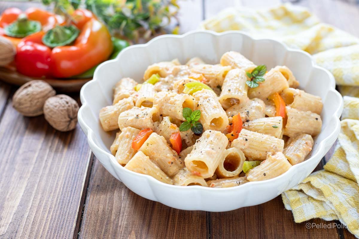 Pasta con crema de pimientos y ricotta