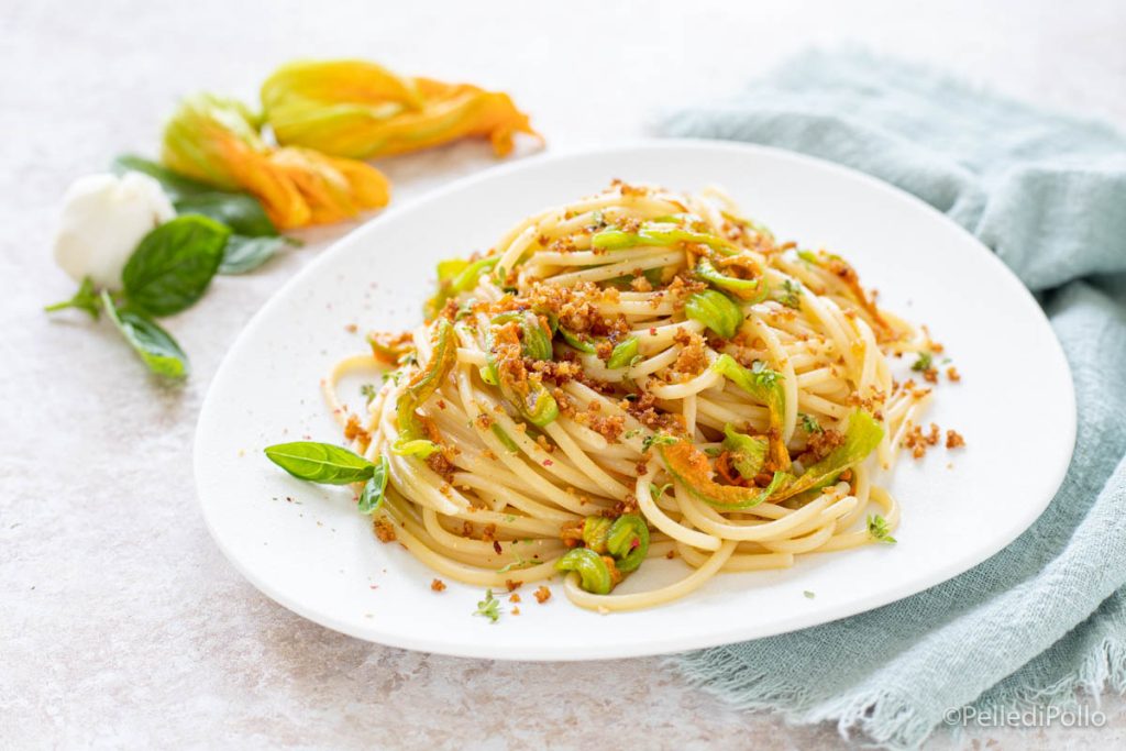 pasta con flores de calabacín y anchoas