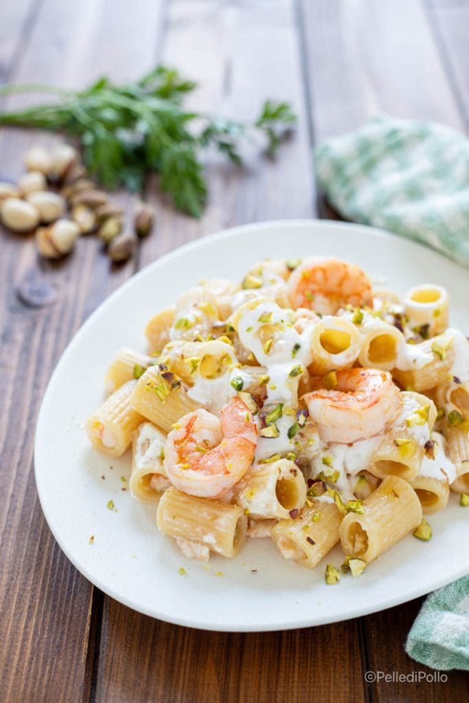 pasta con stracciatella y gambas