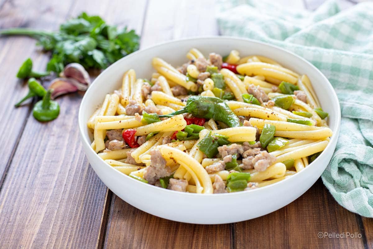 Pasta con pimientos de Padrón y salchicha