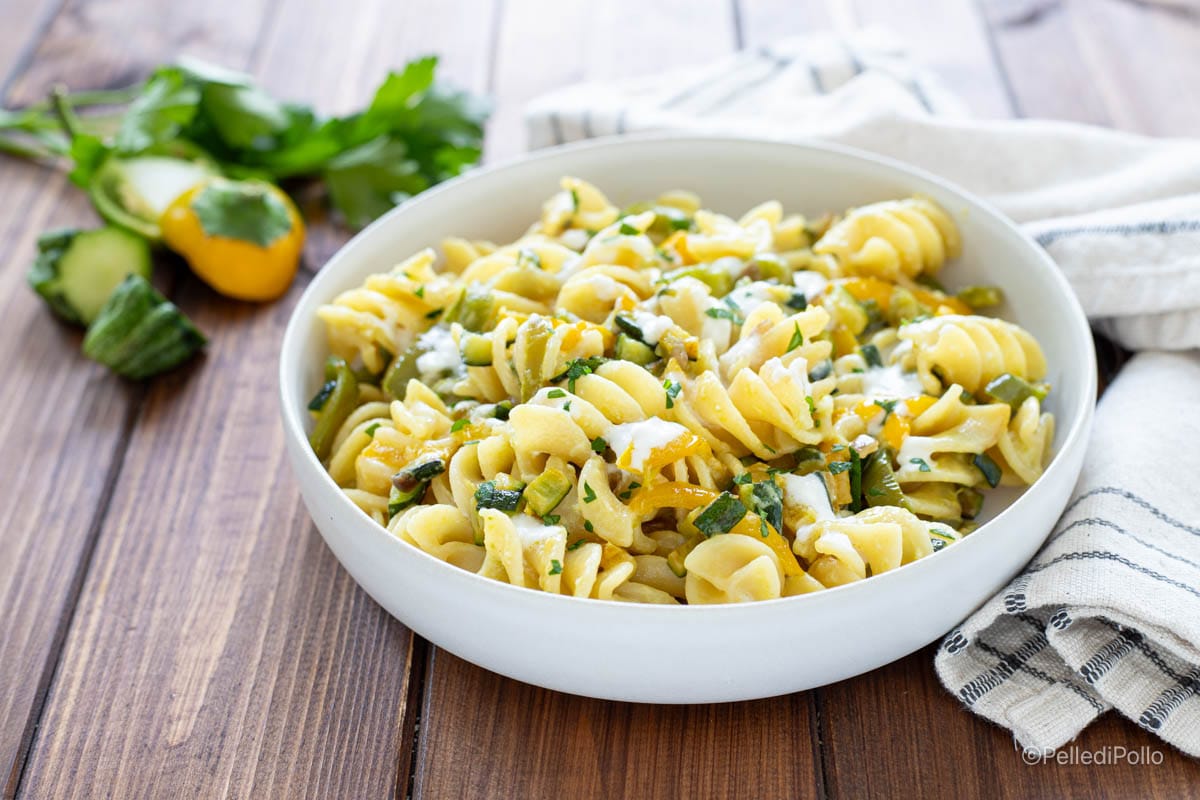 Pasta con verduras y feta cremosa