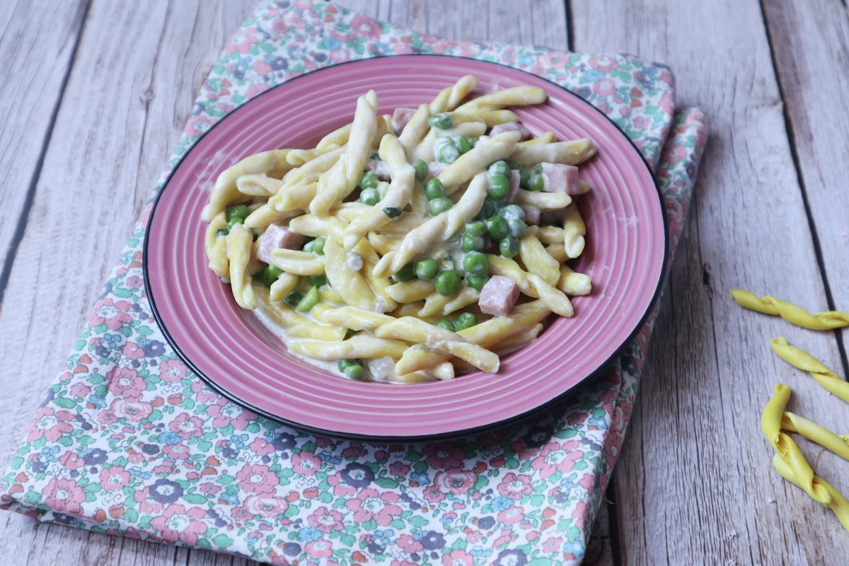 Pasta con guisantes, jamón y nata