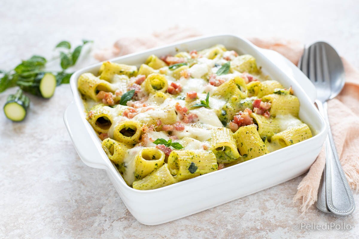 Pasta al horno con calabacines, panceta y provola