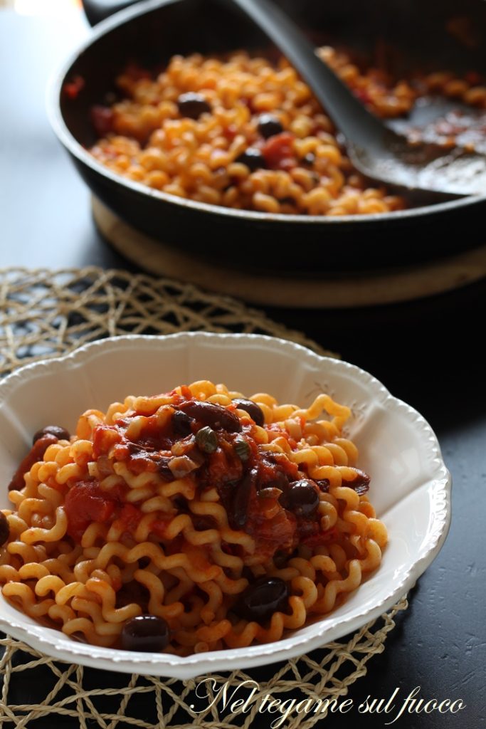 receta para hacer pasta con aceitunas tomate y alcaparras