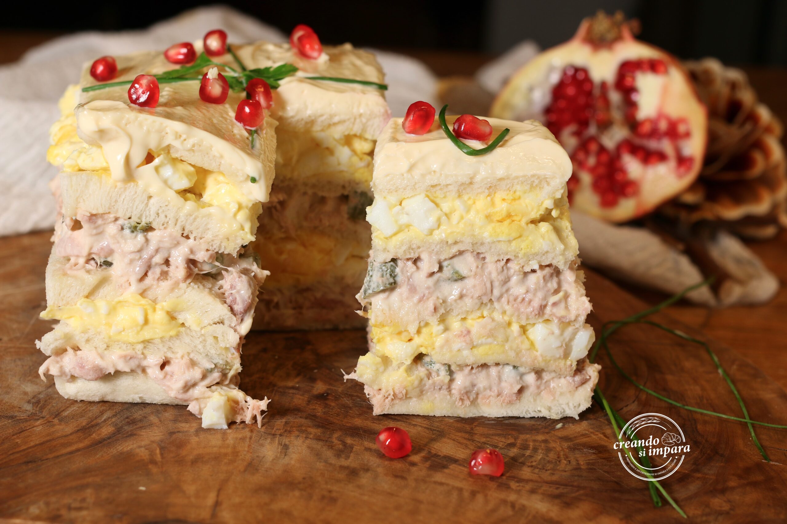 Pastel de sándwich de atún y huevos