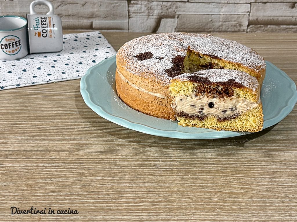 Pastel tiramisú relleno con crema de mascarpone, café y gotas de chocolate